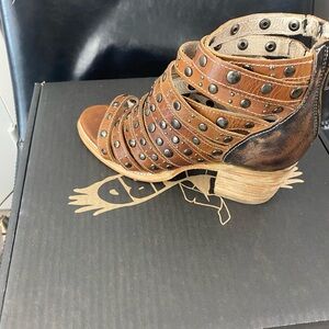 New never worn. Size 5 fits like a 6